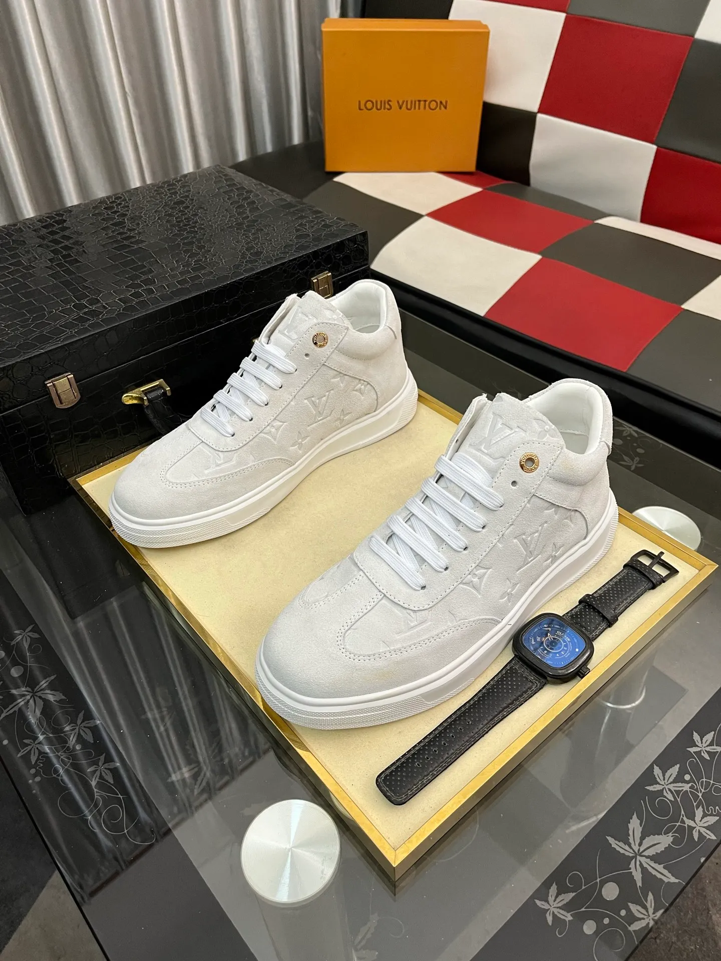 Ex-factory price: 420⌚️⌚️《Louis vuitton/LV Louis Vuitton》original quality.~ Unique modern style sneakers. 🏃A must-have casual shoe for trendy men😍😍 Original brand imported from Italy, imported original leather, cowhide lining (refuses to discolor and grind feet) sole: original sole provided by the original factory, French lazy style design ⚠️Fit to the feet, original quality, super comfortable original sole. Code number: 38-443️⃣Colors available